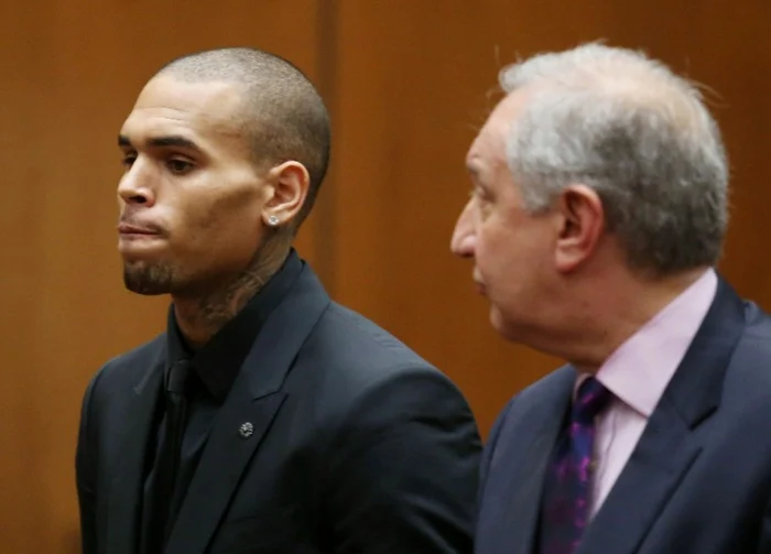 În 2009, Chris Brown a
fost condamnat la cinci ani de libertate condiţionată, 180 de zile
de muncă în folosul comunităţii şi urmarea unui curs de
consiliere psihologică în vederea stăpânirii acceselor de
violenţă, după ce a agresat-o pe iubita lui din acea vreme,
cântăreaţa Rihanna FOTO AFP