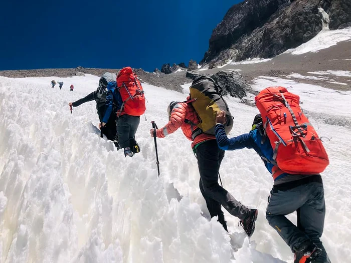 Doi tineri nevăzători au reuşit să urce pe vârful Aconcagua FOTO Climb Again