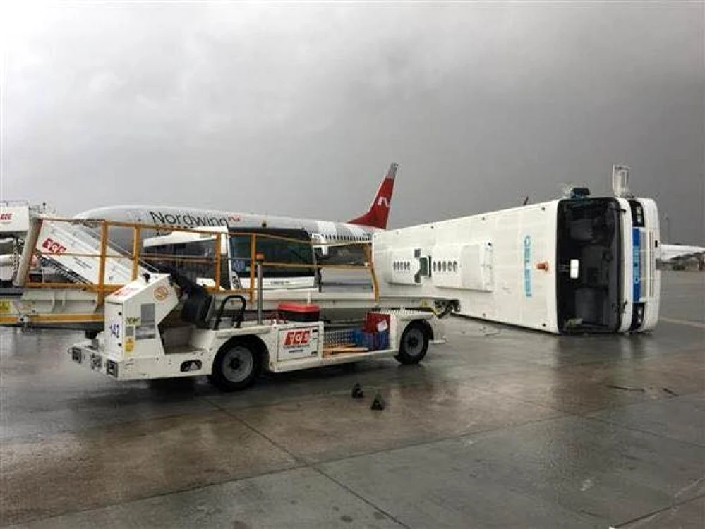 Autobuz rasturnat pe aeroportul din Antalya FOTO severe-weather.eu