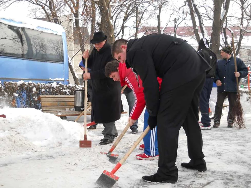 Rugbyştii clujeni au dat cu lopata azi într-un parc din oraş
