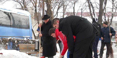 Rugbyştii clujeni au dat cu lopata azi într-un parc din oraş