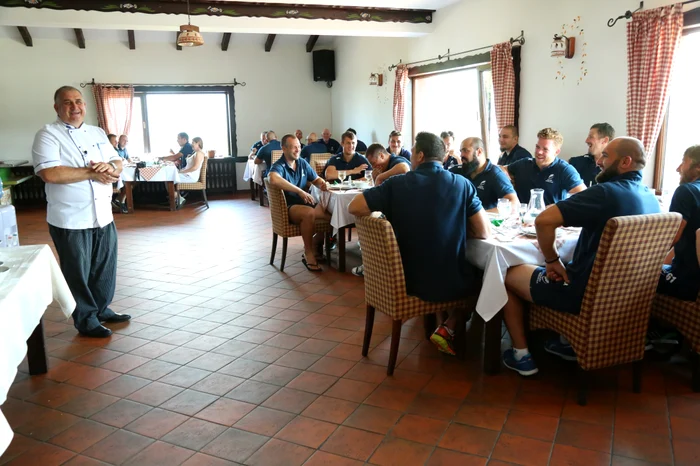 Nici unul dintre membrii echipei de rugby nu s-a putut ridica de la masă până nu a ras tot ce era în farfurie