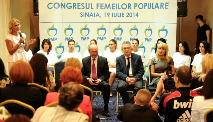 Ruxandra Dragomir (stânga), în timpul unui discurs