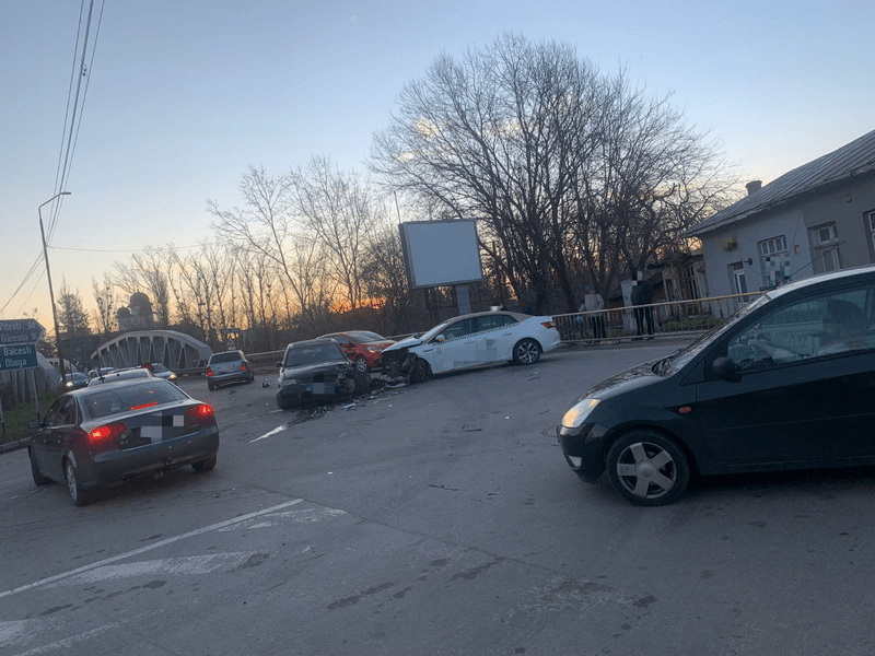 O fată de 17 ani, pasageră într-un taxi, rănită în accident, în Balș. Trei mașini s-au lovit