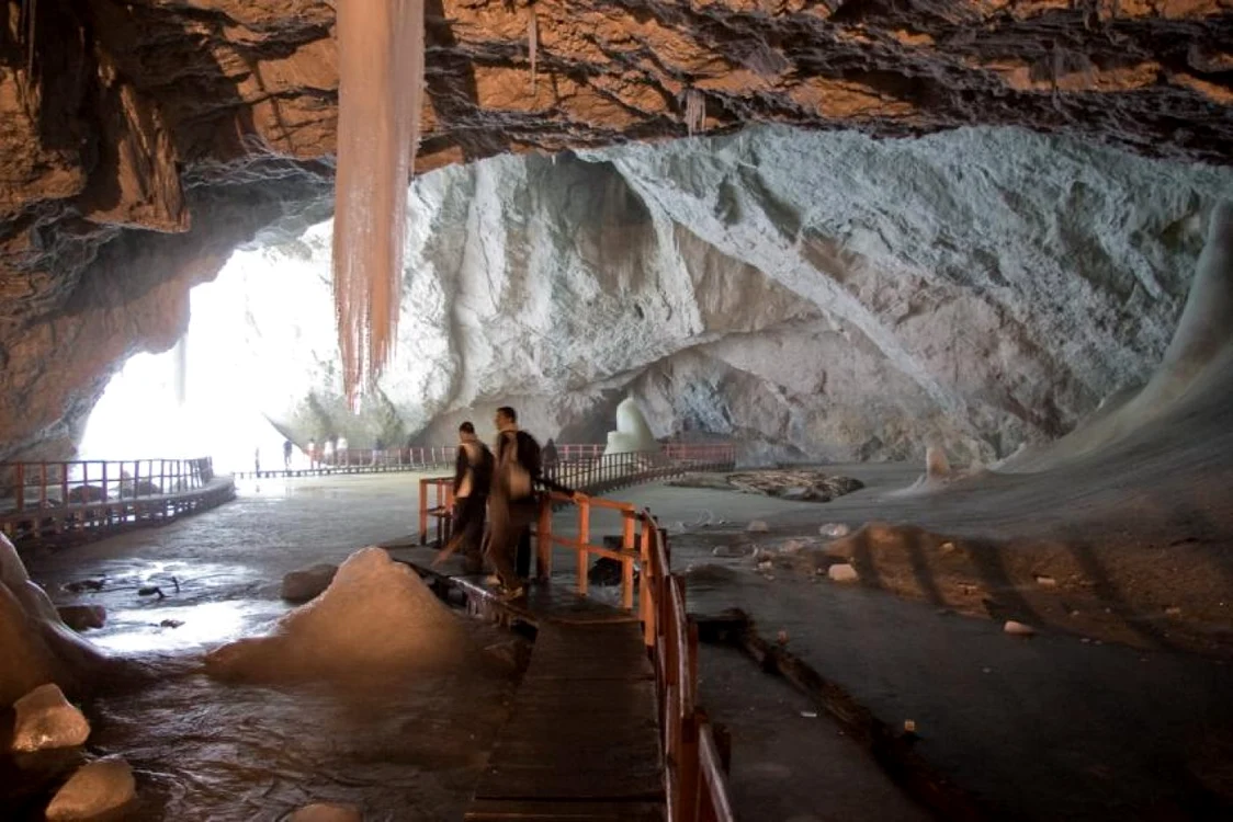 Peştera Scărişoara sau Gheţarul Scărişoara. FOTO ghiduri-turistice.info