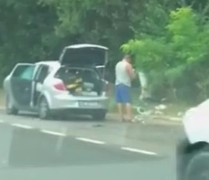 Bărbatul nu a mai avut răbdare și și-a aruncat toate mizeriile din portbagaj în plină stradăFoto: captură video