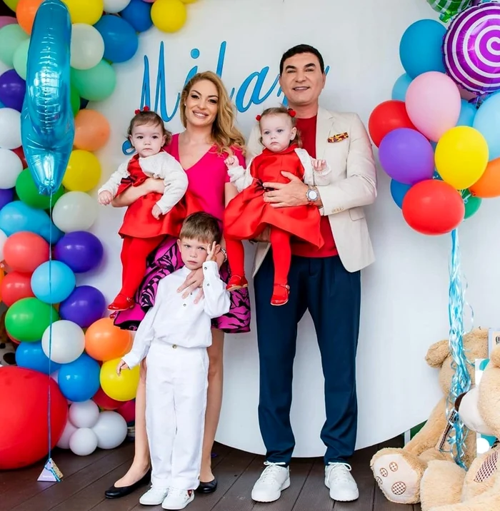 Cristi Borcea și Valentina Pelinel, alături de cei trei copii ai lor