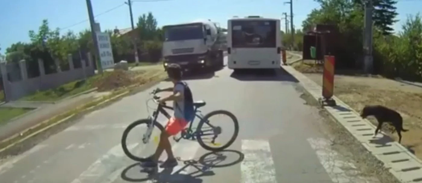 La jumătatea trecerii de pietoni, copilul se opreşte la limită şi face câţiva paşi înapoi pentru a nu fi lovit. Foto: Captură Video/Digi24.