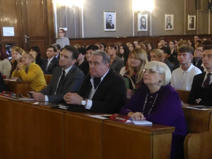 Caravana „Centenarul Încoronării” a ajuns în sala festivă a Colegiului Șaguna FOTO Ioan Buciumar