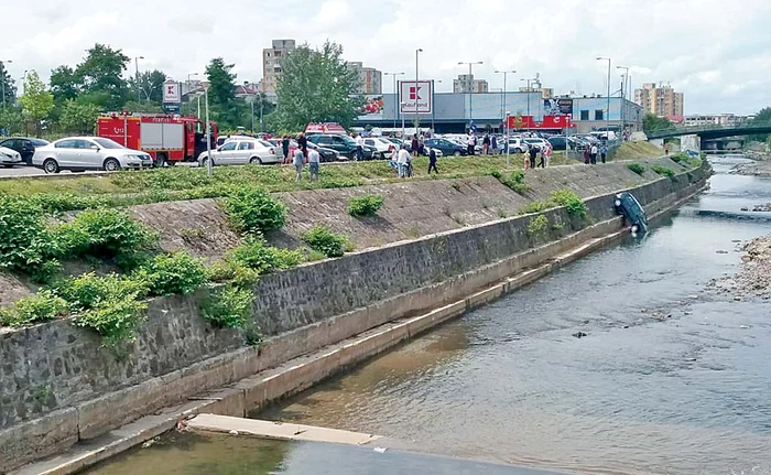 
    Automobilul a rămas suspendat deasupra apeiFoto: ISU Maramureș  