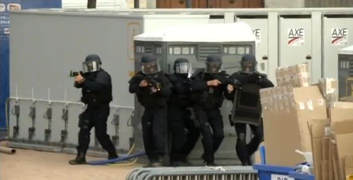 
    Pioliștii francezi au simulat un atac terorist înainte de Euro 2016Foto captură foto/Mirror.co.uk  