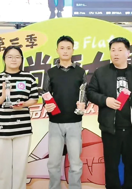 Tânărul din mijloc a ieșit pe primul loc. SURSĂ FOTO: CAPTURI VIDEO DOUYIN