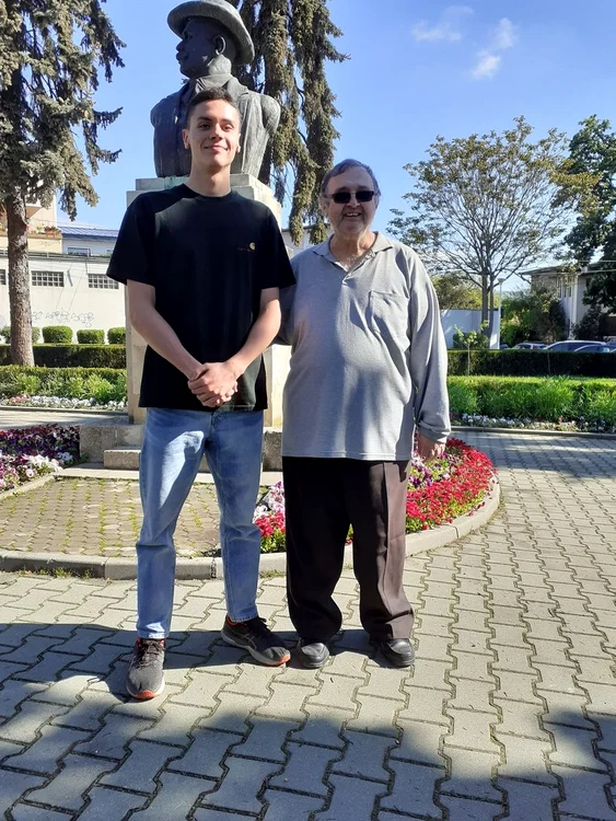 David Popovici, la Ploiești, alături de ziaristul local și comentatorul radio Dan Culicovschi. FB