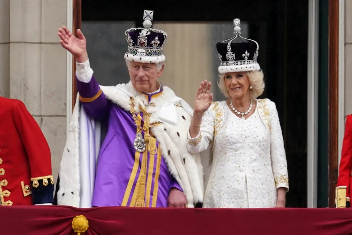 Regele Charles și regina Camilla salută mulțimea de la balconul Palatului Buckingham FOTO Profimedia