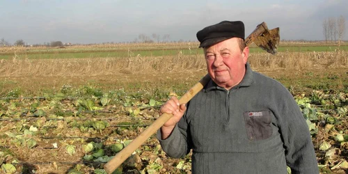 Vasile Doroş îşi câştigă traiul din agricultură, la care vor reveni probabil şi micii traficanţi de ţigări 