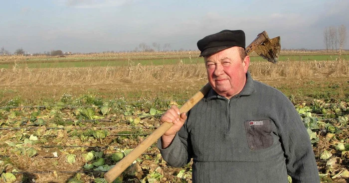 Vasile Doroş îşi câştigă traiul din agricultură, la care vor reveni probabil şi micii traficanţi de ţigări 