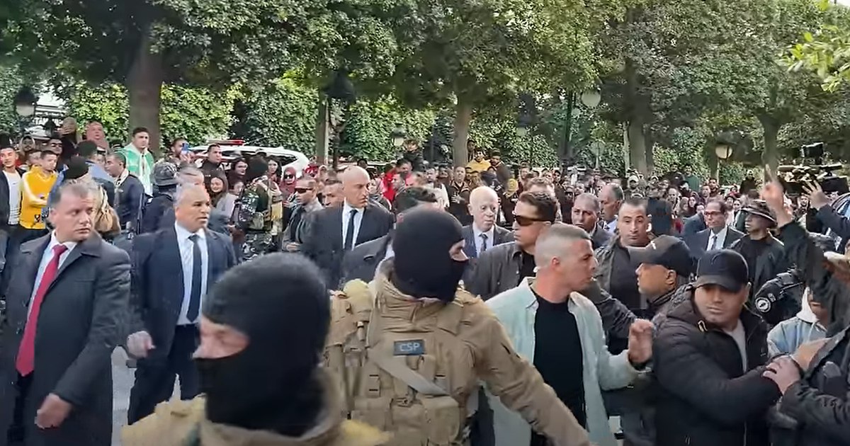 Mesajul unui vlogger pentru nostalgicii după comunism: „Haideți aici! Veți vedea cum un președintele a schimbat democrația în comunism”