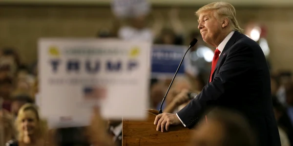Candidatul republican la alegerile prezidenţiale Donald Trump vorbeşte în timpul unei acţiuni de campanie în Dubuque Iowa FOTO AP