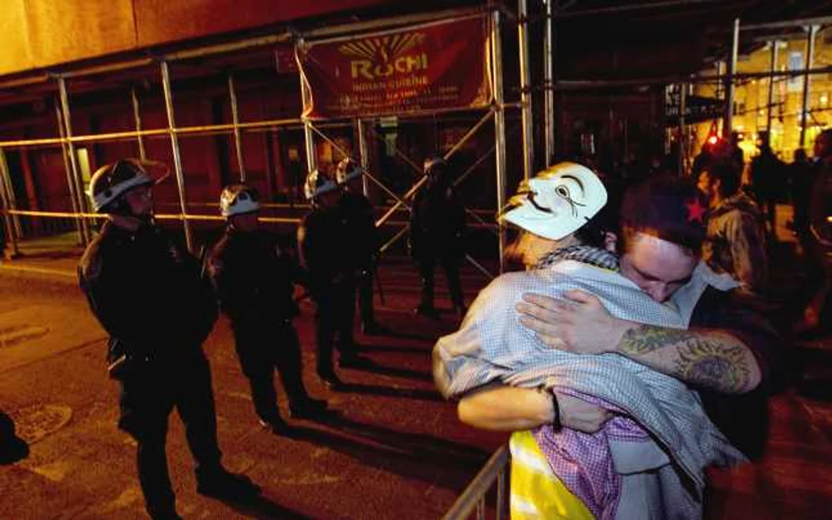 FOTO REUTERS - Poliţia supraveghează evacuarea