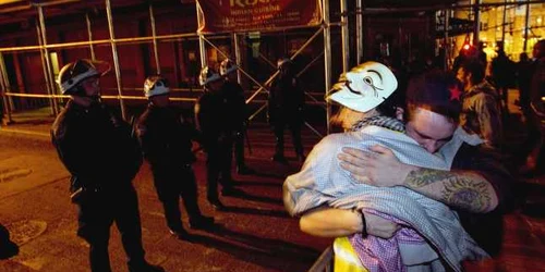 FOTO REUTERS - Poliţia supraveghează evacuarea