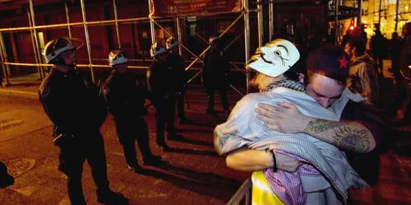 FOTO REUTERS - Poliţia supraveghează evacuarea