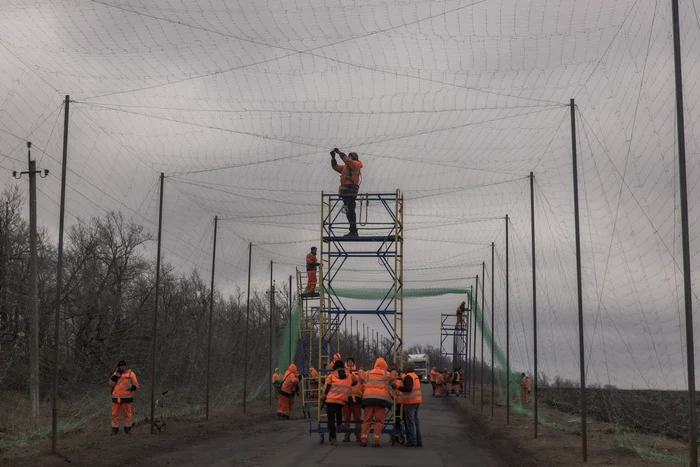 Ucraina instalează 4.000 de kilometri de plase anti-dronă până la sfârșitul anului 2026. FOTO: AFP