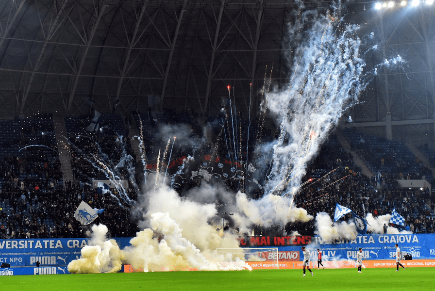 Amenzi de peste 28.000 lei după incidentele de la FCU - CSU Craiova. Zece suporteri au primit interdicție pe stadion