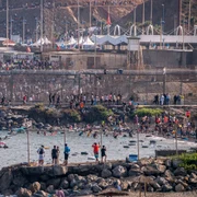 Sute de migranți au trecut din Maroc în enclava spaniolă Ceuta FOTO Profimedia