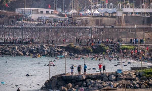 Sute de migranți au trecut din Maroc în enclava spaniolă Ceuta FOTO Profimedia