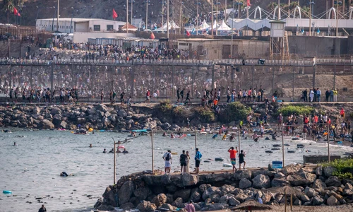 Sute de migranți au trecut din Maroc în enclava spaniolă Ceuta FOTO Profimedia