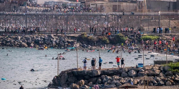 Sute de migranți au trecut din Maroc în enclava spaniolă Ceuta FOTO Profimedia