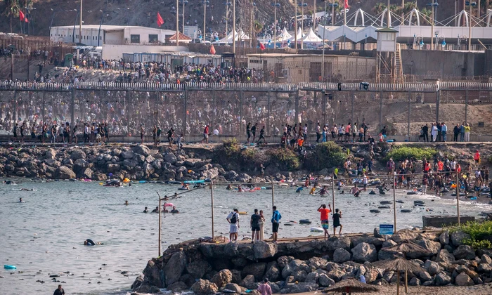 Sute de migranți au trecut din Maroc în enclava spaniolă Ceuta FOTO Profimedia