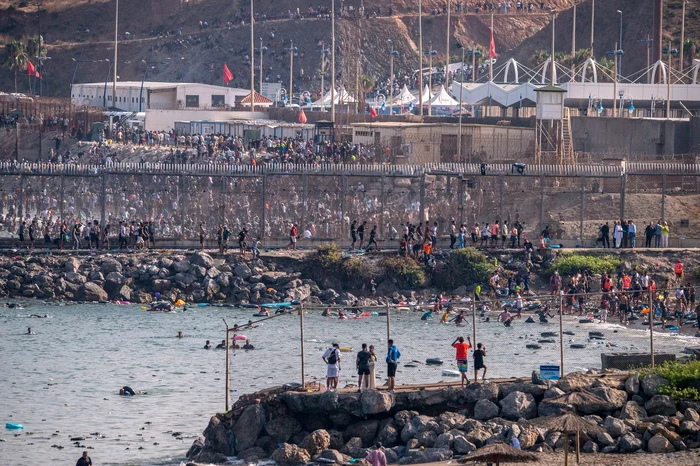 Sute de migranți au trecut din Maroc în enclava spaniolă Ceuta FOTO Profimedia