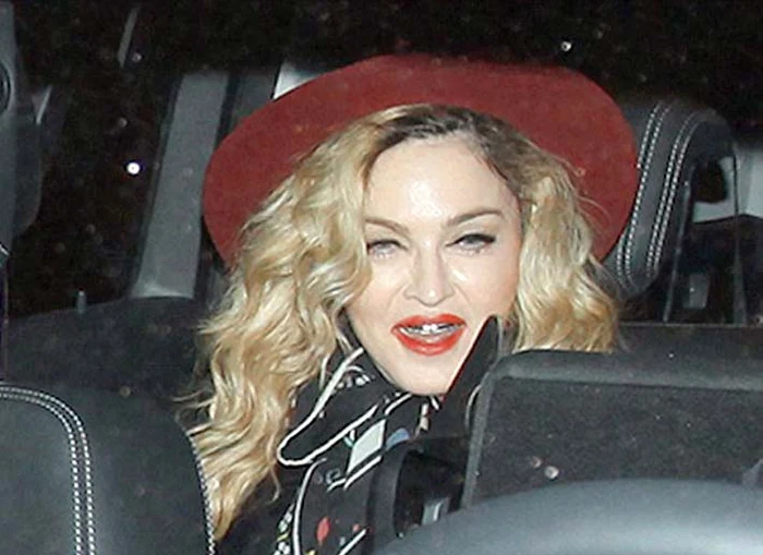 Vedeta părea o bătrânică ştirbă, recent, la BarcelonaFoto: Guliver / Splashnews