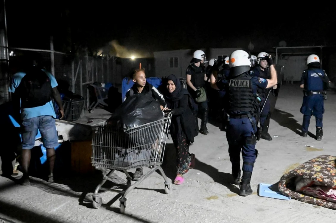Ciocniri între refugiaţii din tabăra Eeleonas din Atena şi forţele de ordine. Foto Michalis KARAGIANNIS / Eurokinissi / AFP