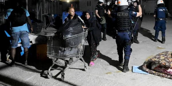 Ciocniri între refugiaţii din tabăra Eleonas din Atena şi forţele de ordine foto Michalis KARAGIANNIS Eurokinissi AFP