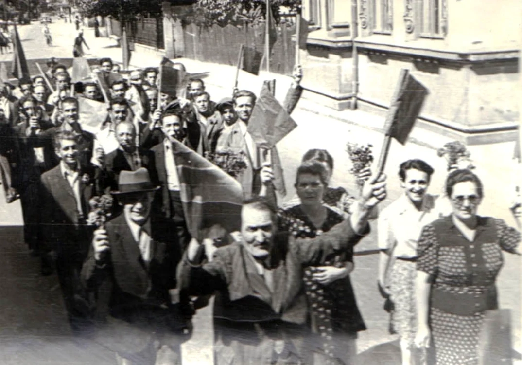 Românii întâmpinând Armata Roșie FOTO Fototeca online a comunismului românesc