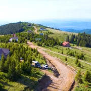 Vârful lui Roman Horezu stațiune de interes național din județul Vâlcea văzut din dronă vara Foto Daciana Stoica