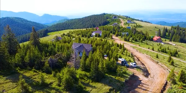 Vârful lui Roman Horezu stațiune de interes național din județul Vâlcea văzut din dronă vara Foto Daciana Stoica