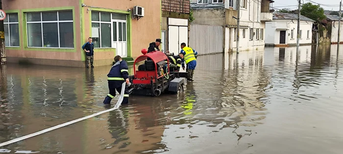 Pompierii scot apa cu motopompele FOTO: ISU Galați