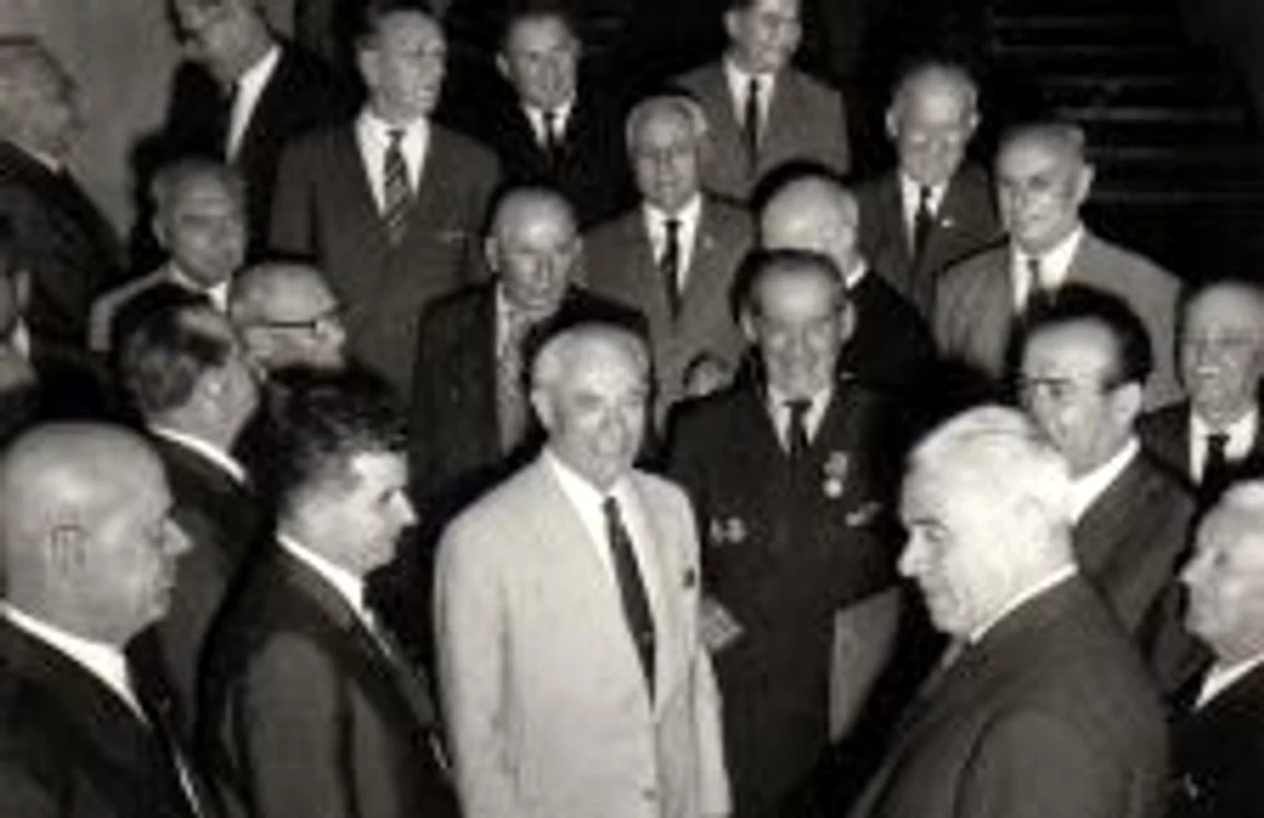 Iulie 1965. Nicolae Ceauşescu (în prim-plan, al doilea din stânga), alături de delegaţi la Congresul al IX-lea al PCR FOTO: FOTOTECA ONLINE A COMUNISMULUI ROMÂNESC