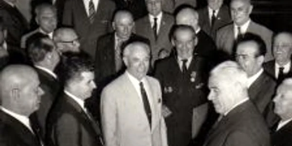 Iulie 1965. Nicolae Ceauşescu (în prim-plan, al doilea din stânga), alături de delegaţi la Congresul al IX-lea al PCR FOTO: FOTOTECA ONLINE A COMUNISMULUI ROMÂNESC