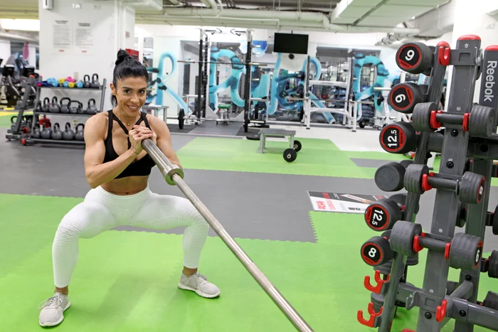 Dianesa Preda ne arată unul dintre exercițiile pentru fund, pe care le face cu Bianca Drăgușanu la antrenament