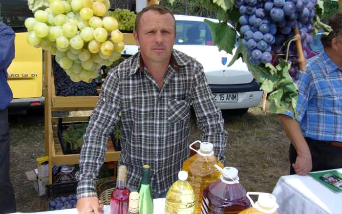 Ion Copaci este unul dintre producători buzoieni de vin, participanţi la Festivalul Tămâioasei  Foto: Iulian Bunilă.