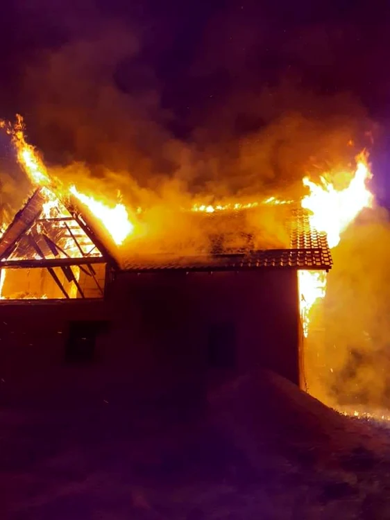Două fapte de distrugere prin incendiere are la activ acuzatul FOTO ISU Neamţ