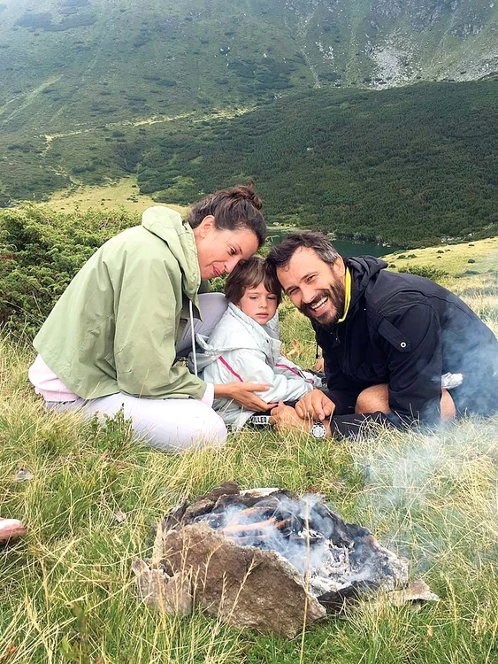 S-a plimbat pe dealuri cu soţia şi copilul