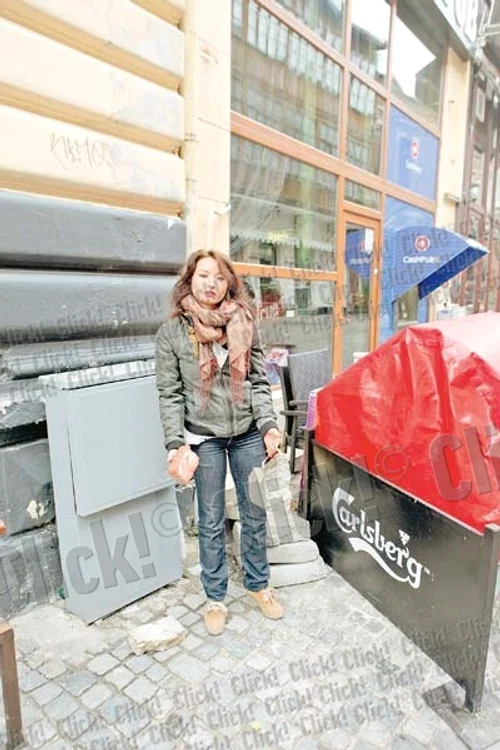 Deşi e un adevărat pericol  să te plimbi pe străzile  din Centrul Istoric, ieri era plin de bucureşteni (Fotografii: Roberto Sălceanu)