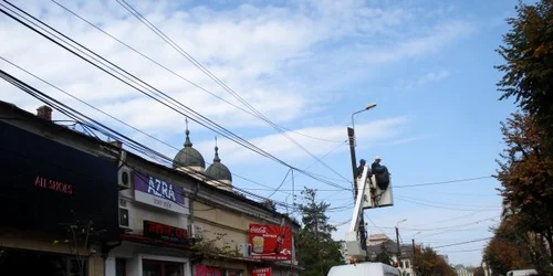 Muncitorii Primăriei Iaşi într-o acţiune de întreţinere a reţelelor de cabluri