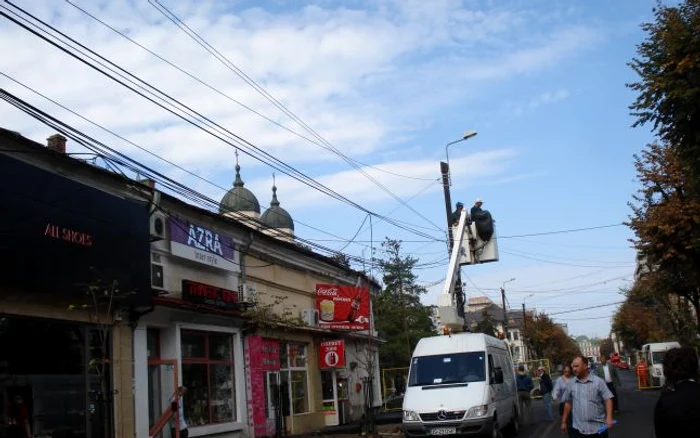 Muncitorii Primăriei Iaşi într-o acţiune de întreţinere a reţelelor de cabluri