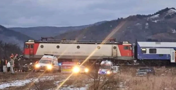 Autoturismul a fost lovit de un tren de călători. FOTO ISU Bacău